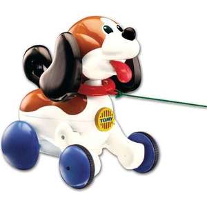 Музыкальная каталка Tomy на веревочке Веселый щенок на прогулке подвижная (ТО3862)